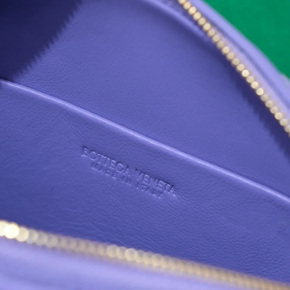 Batch 1160 B's new model is coming🔥Classic woven logo✅ The bag body is made of selected original sheepskin. The texture is soft and waxy. The simple square bag body is classic and versatile. The internal design is very practical. It has a large space and an adjustable iconic leather drawstring. It can be said to be both elegant and practical. The design is very simple and elegant. It has a kind of literary and retro style. Size model: 17*10*6cm, model number: 9896